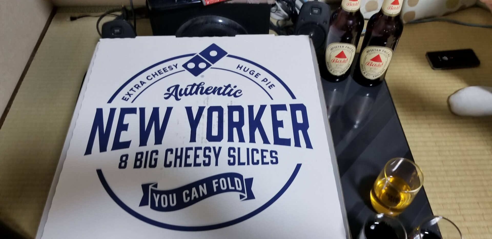 アメリカンサイズピザ「クワトロ・ニューヨーカー」は男のロマン！仲間を呼んで早速ピザパーティー。