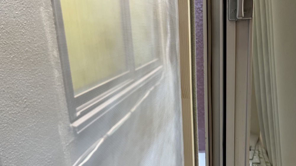 網戸と窓の隙間